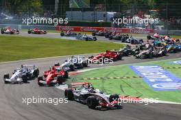 10.09.2006 Monza, Italy,  Start, Kimi Raikkonen (FIN), Räikkönen, McLaren Mercedes, MP4-21, Michael Schumacher (GER), Scuderia Ferrari, 248 F1, Nick Heidfeld (GER), BMW Sauber F1 Team, F1.06 - Formula 1 World Championship, Rd 15, Italian Grand Prix, Sunday Race