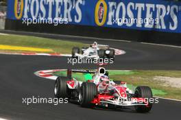 10.09.2006 Monza, Italy,  Takuma Sato (JPN), Super Aguri F1, Robert Kubica (POL),  BMW Sauber F1 Team - Formula 1 World Championship, Rd 15, Italian Grand Prix, Sunday Race