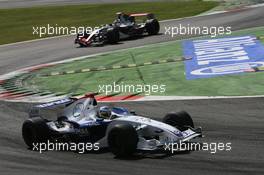 10.09.2006 Monza, Italy,  Nick Heidfeld (GER), BMW Sauber F1 Team and Pedro de la Rosa (ESP), McLaren Mercedes - Formula 1 World Championship, Rd 15, Italian Grand Prix, Sunday Race