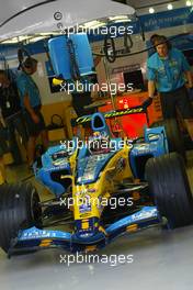 09.09.2006 Monza, Italy,  Giancarlo Fisichella (ITA), Renault F1 Team, Pitlane, Box, Garage - Formula 1 World Championship, Rd 15, Italian Grand Prix, Saturday Practice