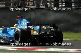 09.09.2006 Monza, Italy,  Fernando Alonso (ESP), Renault F1 Team, R26, tyre damage - Formula 1 World Championship, Rd 15, Italian Grand Prix, Saturday Qualifying