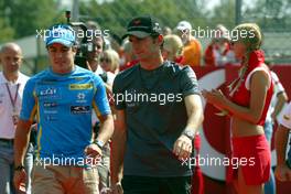 10.09.2006 Monza, Italy,  Fernando Alonso (ESP), Renault F1 Team and Pedro de la Rosa (ESP), McLaren Mercedes - Formula 1 World Championship, Rd 15, Italian Grand Prix, Sunday