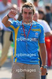 10.09.2006 Monza, Italy,  Fernando Alonso (ESP), Renault F1 Team, gives a thumbs down to the FIA's decision to demote his grid position - Formula 1 World Championship, Rd 15, Italian Grand Prix, Sunday