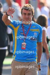 10.09.2006 Monza, Italy,  Fernando Alonso (ESP), Renault F1 Team, gives a thumbs down to the FIA's decision to demote his grid position - Formula 1 World Championship, Rd 15, Italian Grand Prix, Sunday