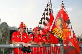 07.09.2006 Monza, Italy,  Michael Schumacher (GER), Scuderia Ferrari, fans - Formula 1 World Championship, Rd 15, Italian Grand Prix, Thursday