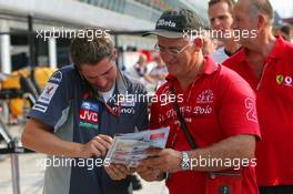 07.09.2006 Monza, Italy,  Christijan Albers (NED), Midland MF1 Racing, signs autographs for fans - Formula 1 World Championship, Rd 15, Italian Grand Prix, Thursday