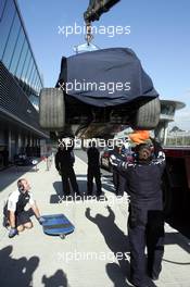 13.01.2006 Jerez, Spain,  Mark Webber (AUS), Williams F1 Team, car returns to the pits after stopped in the gravel - Formula One Testing