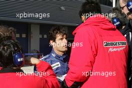 13.01.2006 Jerez, Spain,  Mark Webber (AUS), Williams F1 Team, talking to Bridgestone engineers after his stop in the gravel - Formula One Testing