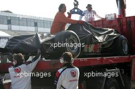 13.01.2006 Jerez, Spain,  Rubens Barrichello (BRA), Honda Racing F1 Team, car returns to the pits after he stopped in the gravel - Formula One Testing
