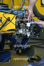 13.01.2006 Jerez, Spain,  Giancarlo Fisichella (ITA), Renault F1 Team, engineer adjusts the R25 - Formula One Testing