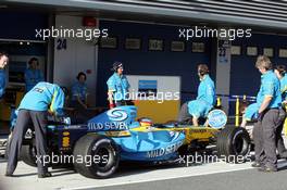 13.01.2006 Jerez, Spain,  Fernando Alonso (ESP), Renault F1 Team, pit crew adjusting the new R26 its wings - Formula One Testing