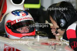 12.01.2006 Jerez, Spain,  Rubens Barrichello (BRA), Honda Racing F1 Team, talking to Katoh (JAP), Honda Race Engineer - Formula One Testing