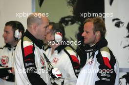 12.01.2006 Jerez, Spain,  Rubens Barrichello (BRA), Honda Racing F1 Team, first rollout for his new team, talking to Jock Clear (GBR), Honda Racing F1 Team, Senior Race Engineer - Formula One Testing