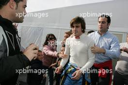 12.01.2006 Jerez, Spain,  Fernando Alonso (ESP), Renault F1 Team, catched by the spanish fans - Formula One Testing
