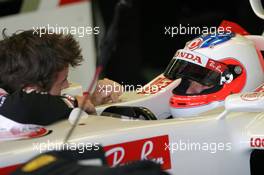 12.01.2006 Jerez, Spain,  James Rossiter (GBR), Test Driver, Honda Racing F1 Team, taking advice from Rubens Barrichello (BRA), Honda Racing F1 Team - Formula One Testing