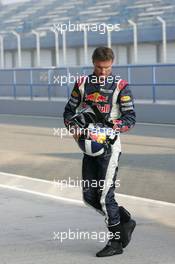 10.01.2006 Jerez, Spain,  David Coulthard (GBR), Red Bull Racing, returns to the pitlane after the RB2 stopped on circuit  - Formula One Testing