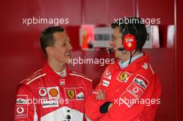 10.01.2006 Jerez, Spain,  Michael Schumacher (GER), Scuderia Ferrari, laughing with Chris Dyer (GBR), Scuderia Ferrari, Race Engineer - Formula One Testing