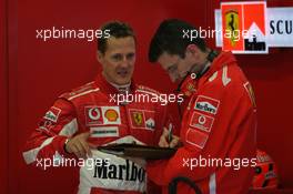 10.01.2006 Jerez, Spain,  Michael Schumacher (GER), Scuderia Ferrari, talking to Chris Dyer (GBR), Scuderia Ferrari, Race Engineer - Formula One Testing