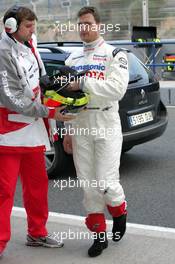 10.01.2006 Jerez, Spain,  Ralf Schumacher (GER), Toyota Racing, returns to the pits after he stopped his car on course - Formula One Testing