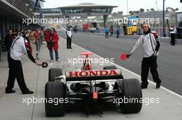 11.01.2006 Jerez, Spain,  James Rossiter (GBR), Test Driver, Honda Racing F1 Team, mechanics using table tennis rackets as lollipop - Formula One Testing