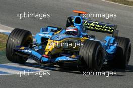 11.01.2006 Jerez, Spain,  Fernando Alonso (ESP), Renault F1 Team, in the old R25 - Formula One Testing
