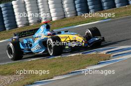 11.01.2006 Jerez, Spain,  Fernando Alonso (ESP), Renault F1 Team, in the old R25 - Formula One Testing