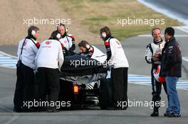 08.02.2006 Jerez, Spain,  Juan-Pablo Montoya (COL), McLaren Mercedes, talk with Rubens Barrichello (BRA), Honda Racing F1 Team after his car stopped on track