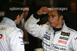 11.10.2006 Jerez, Spain,  Lewis Hamilton (GBR), Mclaren Mercedes, talks with Pedro de la Rosa (ESP), McLaren Mercedes, F1 Testing