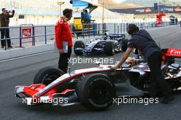 15.12.2006 Jerez, Spain,  Alexander Wurz (AUT), Williams F1 Team, passes Lewis Hamilton (GBR), McLaren Mercedes in the pitlane - F1 Testing -www.xpb.cc, EMail: info@xpb.cc - copy of publication required for printed pictures. Every used picture is fee-liable. c Copyright: Hone / xpb.cc