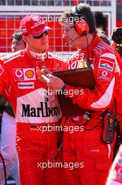 08.10.2006 Suzuka, Japan,  Michael Schumacher (GER), Scuderia Ferrari and Chris Dyer (AUS), Scuderia Ferrari, Race Engineer - Formula 1 World Championship, Rd 17, Japanese Grand Prix, Sunday Pre-Race Grid
