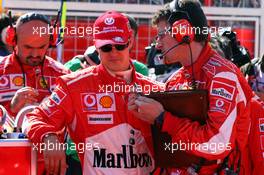 08.10.2006 Suzuka, Japan,  Michael Schumacher (GER), Scuderia Ferrari and Chris Dyer (AUS), Scuderia Ferrari, Race Engineer- Formula 1 World Championship, Rd 17, Japanese Grand Prix, Sunday Pre-Race Grid