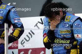 08.10.2006 Suzuka, Japan,  3rd place Giancarlo Fisichella (ITA), Renault F1 Team was emotional on the podium after the death of a close friend last week - Formula 1 World Championship, Rd 17, Japanese Grand Prix, Sunday Podium