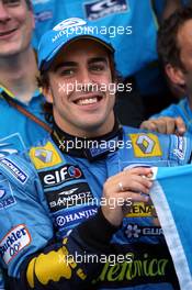 08.10.2006 Suzuka, Japan,  1st place Fernando Alonso (ESP), Renault F1 Team celebrates with the team - Formula 1 World Championship, Rd 17, Japanese Grand Prix, Sunday Podium