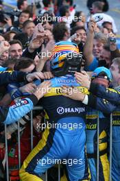 08.10.2006 Suzuka, Japan,  1st place Fernando Alonso (ESP), Renault F1 Team celebrates with his team mechanics - Formula 1 World Championship, Rd 17, Japanese Grand Prix, Sunday Podium