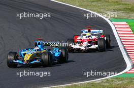 08.10.2006 Suzuka, Japan,  Fernando Alonso (ESP), Renault F1 Team, R26 and Ralf Schumacher (GER), Toyota Racing, TF106 - Formula 1 World Championship, Rd 17, Japanese Grand Prix, Sunday Race