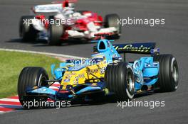 08.10.2006 Suzuka, Japan,  Fernando Alonso (ESP), Renault F1 Team, R26 and Jarno Trulli (ITA), Toyota Racing, TF106 - Formula 1 World Championship, Rd 17, Japanese Grand Prix, Sunday Race