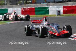 08.10.2006 Suzuka, Japan,  Kimi Raikkonen (FIN), Räikkönen, McLaren Mercedes, MP4-21 leads Rubens Barrichello (BRA), Honda Racing F1 Team, RA106  - Formula 1 World Championship, Rd 17, Japanese Grand Prix, Sunday Race