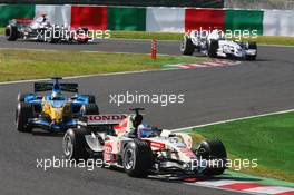 08.10.2006 Suzuka, Japan,  Jenson Button (GBR), Honda Racing F1 Team, RA106 and Giancarlo Fisichella (ITA), Renault F1 Team, R26 - Formula 1 World Championship, Rd 17, Japanese Grand Prix, Sunday Race