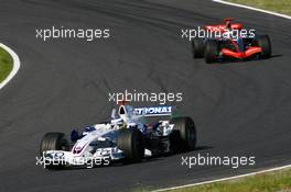 08.10.2006 Suzuka, Japan,  Nick Heidfeld (GER), BMW Sauber F1 Team, F1.06 and Kimi Raikkonen (FIN), Räikkönen, McLaren Mercedes, MP4-21 - Formula 1 World Championship, Rd 17, Japanese Grand Prix, Sunday Race