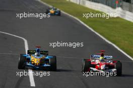 08.10.2006 Suzuka, Japan,  Fernando Alonso (ESP), Renault F1 Team, R26 and Ralf Schumacher (GER), Toyota Racing, TF106 - Formula 1 World Championship, Rd 17, Japanese Grand Prix, Sunday Race