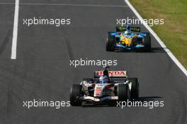 08.10.2006 Suzuka, Japan,  Jenson Button (GBR), Honda Racing F1 Team, RA106 and Giancarlo Fisichella (ITA), Renault F1 Team, R26 - Formula 1 World Championship, Rd 17, Japanese Grand Prix, Sunday Race