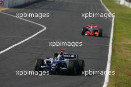 08.10.2006 Suzuka, Japan,  Mark Webber (AUS), Williams F1 Team, FW28 Cosworth and Pedro de la Rosa (ESP), McLaren Mercedes, MP4-21 - Formula 1 World Championship, Rd 17, Japanese Grand Prix, Sunday Race