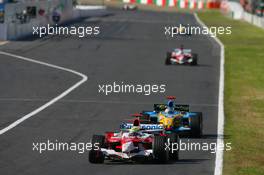 08.10.2006 Suzuka, Japan,  Ralf Schumacher (GER), Toyota Racing, TF106, Fernando Alonso (ESP), Renault F1 Team, R26 - Formula 1 World Championship, Rd 17, Japanese Grand Prix, Sunday Race