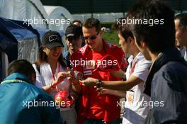 07.10.2006 Suzuka, Japan,  Michael Schumacher (GER), Scuderia Ferrari, signs autographs - Formula 1 World Championship, Rd 17, Japanese Grand Prix, Saturday