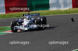 07.10.2006 Suzuka, Japan,  Nick Heidfeld (GER), BMW Sauber F1 Team, F1.06, loses part of his wheel  - Formula 1 World Championship, Rd 17, Japanese Grand Prix, Saturday Qualifying