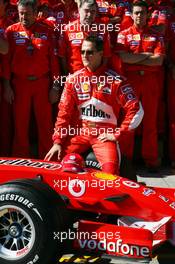 07.10.2006 Suzuka, Japan,  Michael Schumacher (GER), Scuderia Ferrari, Scuderia Ferrari team photo - Formula 1 World Championship, Rd 17, Japanese Grand Prix, Saturday