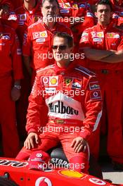 07.10.2006 Suzuka, Japan,  Michael Schumacher (GER), Scuderia Ferrari, team photo - Formula 1 World Championship, Rd 17, Japanese Grand Prix, Saturday