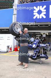 08.10.2006 Suzuka, Japan,  Sumo with an F1 wheel - Formula 1 World Championship, Rd 17, Japanese Grand Prix, Sunday