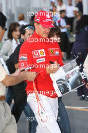 08.10.2006 Suzuka, Japan,  Michael Schumacher (GER), Scuderia Ferrari signs an autograph - Formula 1 World Championship, Rd 17, Japanese Grand Prix, Sunday