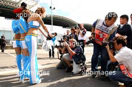 08.10.2006 Suzuka, Japan,  Photographers with Mild Seven girls - Formula 1 World Championship, Rd 17, Japanese Grand Prix, Sunday